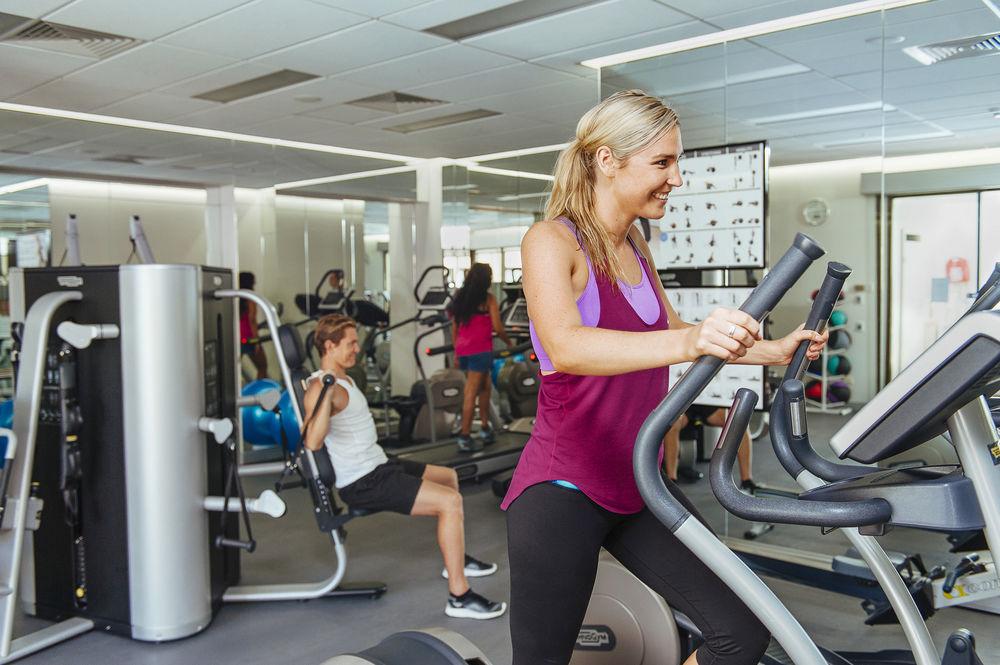 Hotel Stamford Plaza Adelajda Zewnętrze zdjęcie A woman on a cross trainer