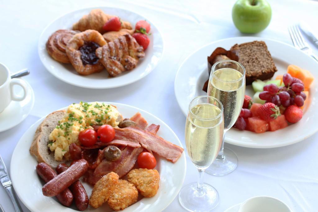 Hotel Stamford Plaza Adelajda Zewnętrze zdjęcie A typical breakfast buffet